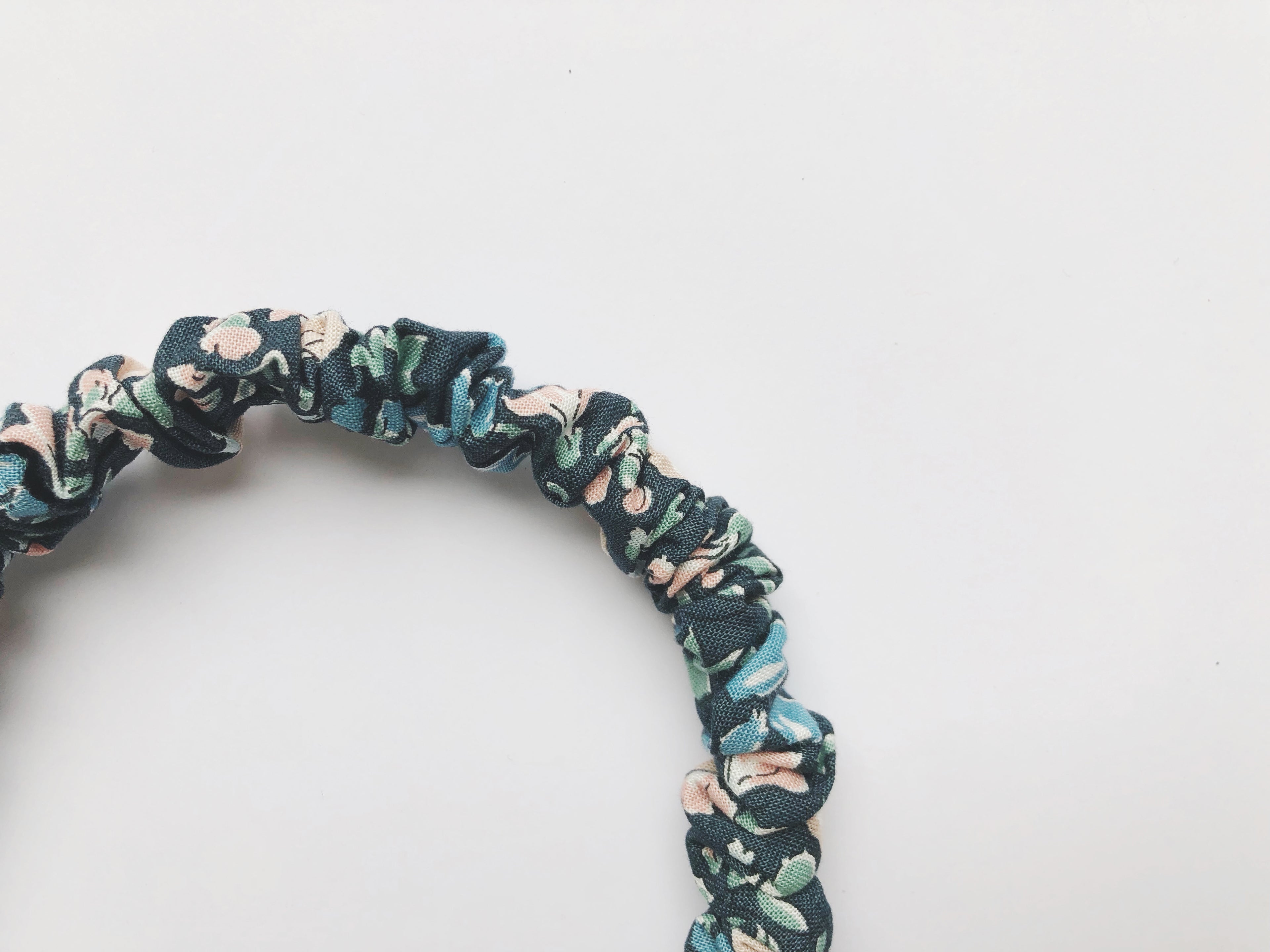 Cintillo repollito   -  Azul marino flores Liberty London