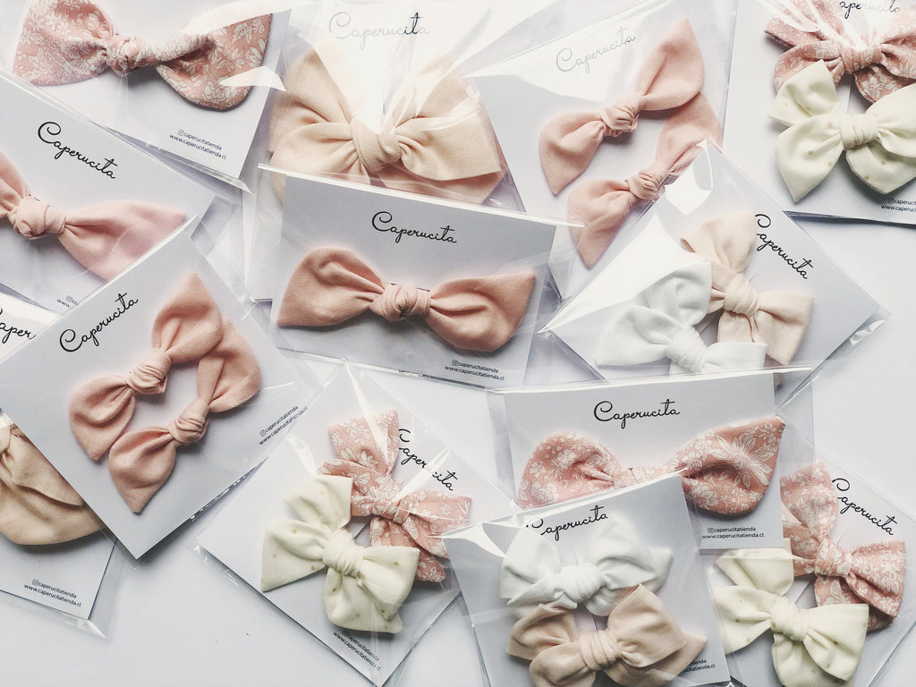 Orejita de oso mediana - Rosa bebé flores blancas