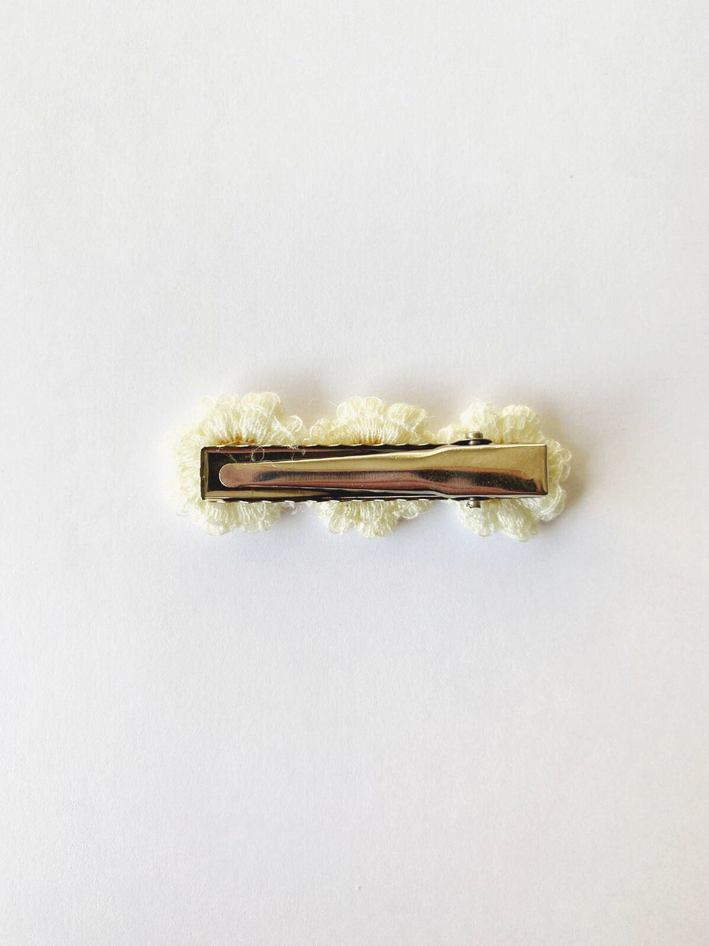 Clip Margaritas bordadas crema