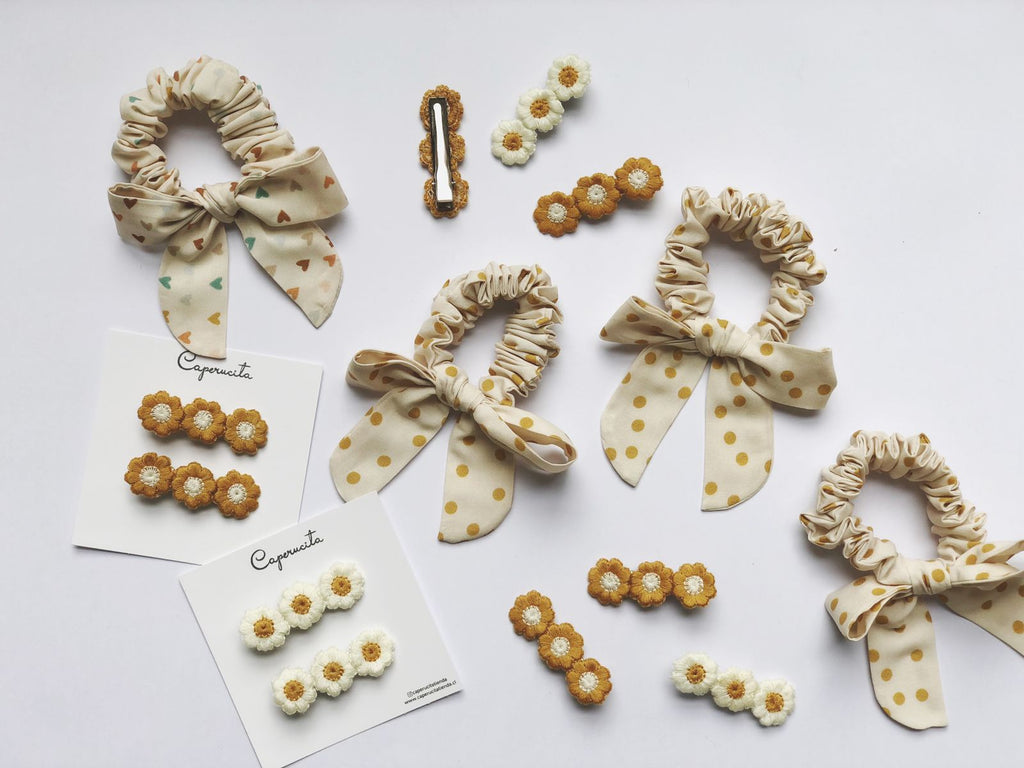 Clip Margaritas bordadas mostaza