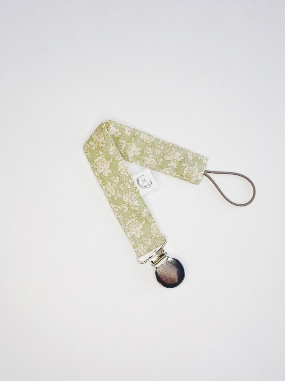 Porta chupete pistacho flores crema