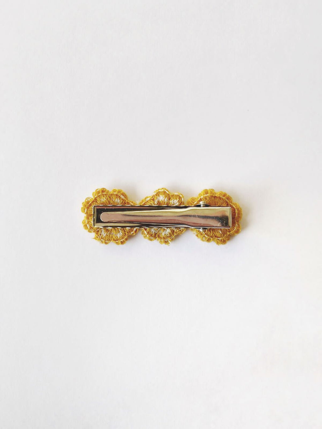 Clip Margaritas bordadas mostaza