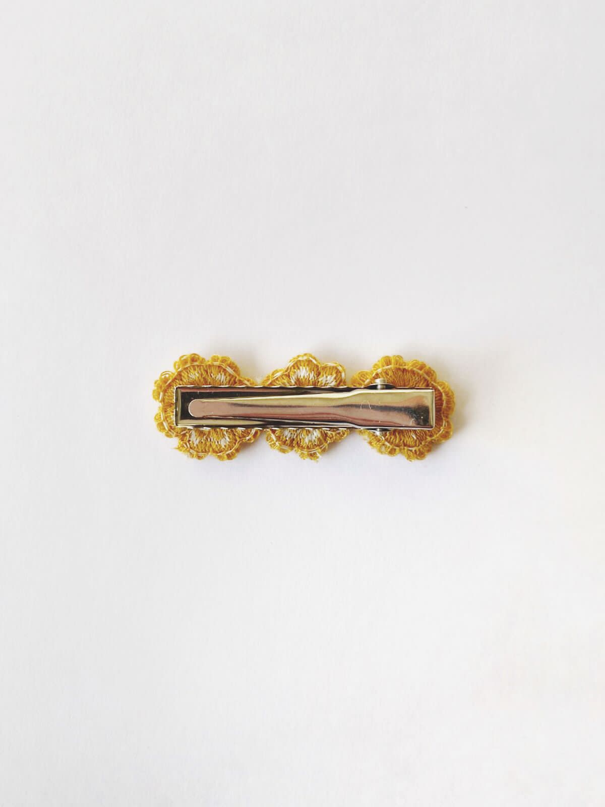 Clip Margaritas bordadas mostaza