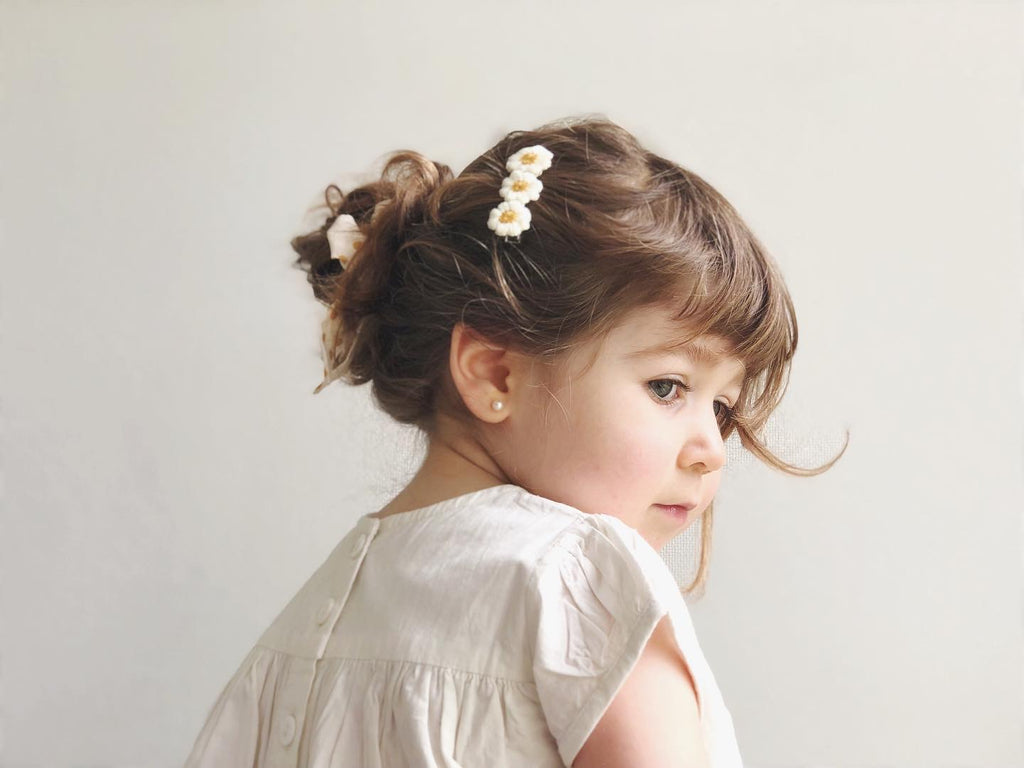 Clip Margaritas bordadas crema