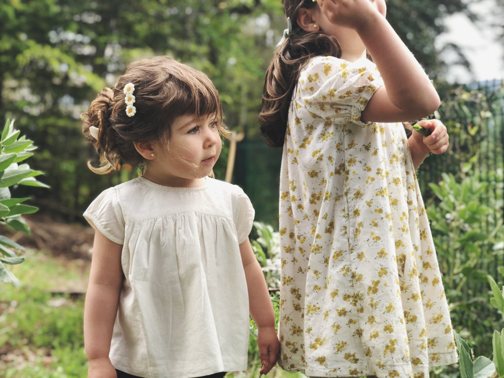 Clip Margaritas bordadas crema